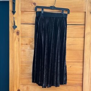 Ultra Pink Elegant Black Velvet Pleated Midi Skirt